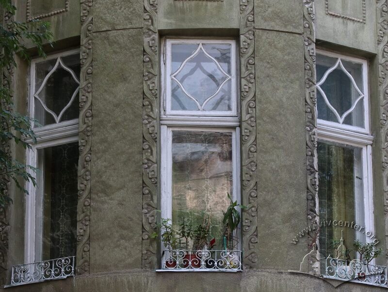 Вул. Левицького, 22. Вікна 2-го поверху на заокругленому наріжнику (з автентичною столяркою)