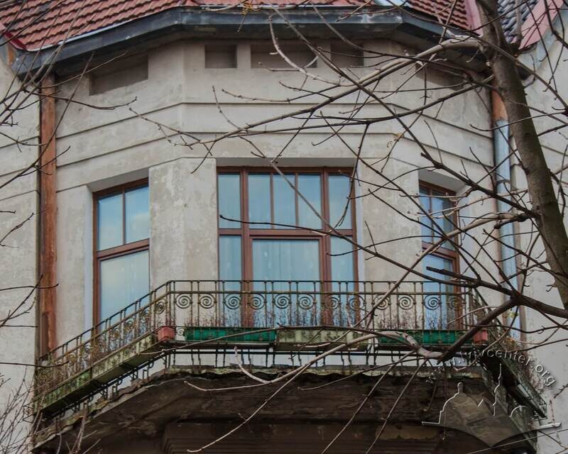 Вул. Вишенського, 13. Наріжний балкон на третьому поверсі