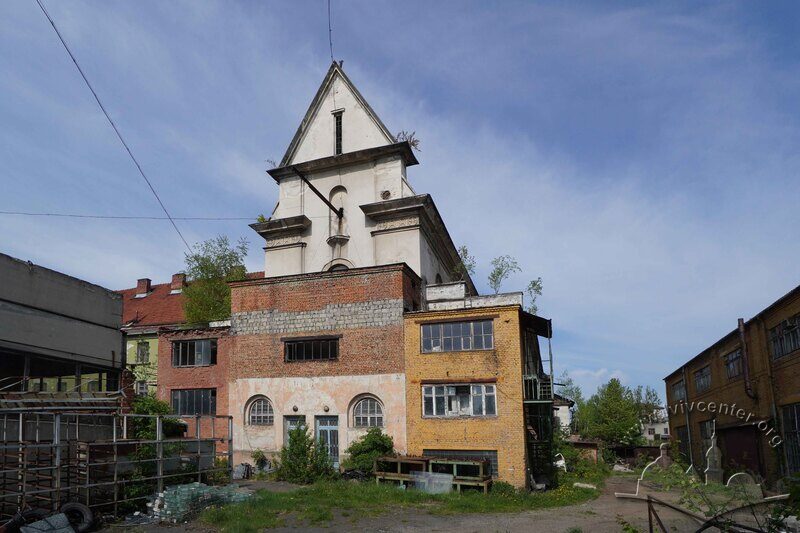 Перебудований костел під функцію Будинку культури ЛАЗу