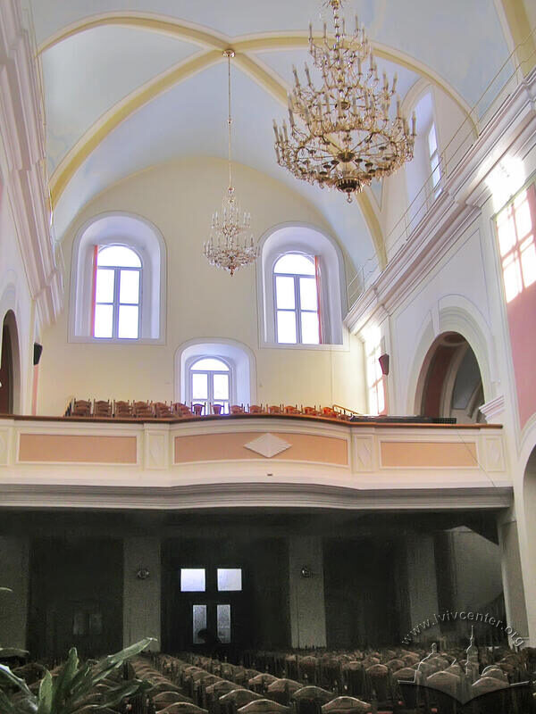 Вул. Короленка, 1. Інтер'єр колишнього костелу. Вигляд у бік входу та хору