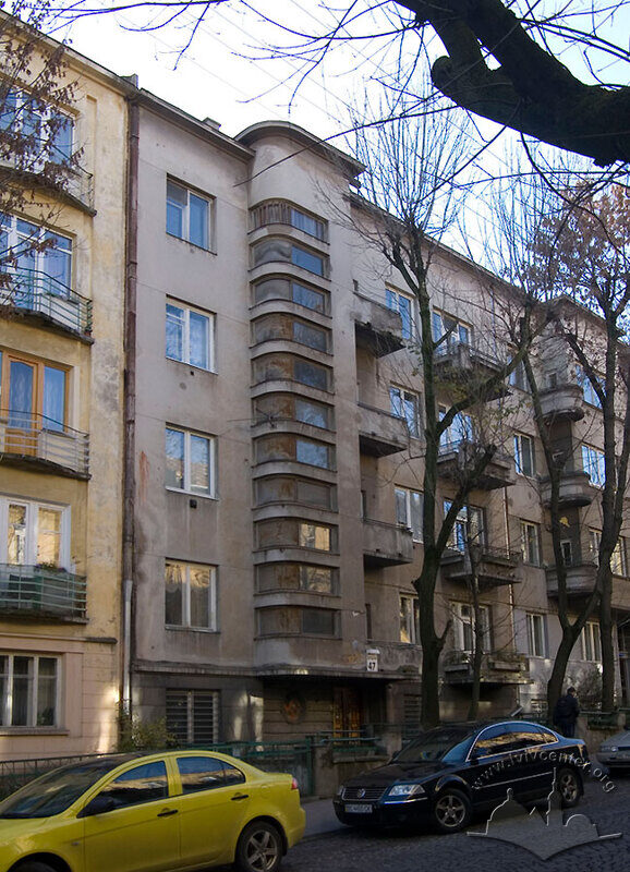 Вул. Дорошенка, 47. Головний фасад будинку
