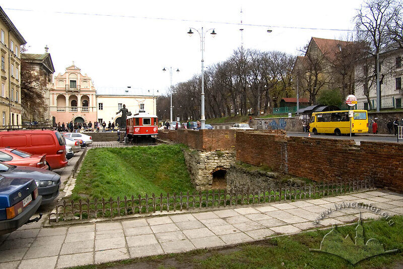 Вул. Підвальна. Вигляд з півдня. На дальньому плані справа - кол. Королівський арсенал, справа - Порохова вежа