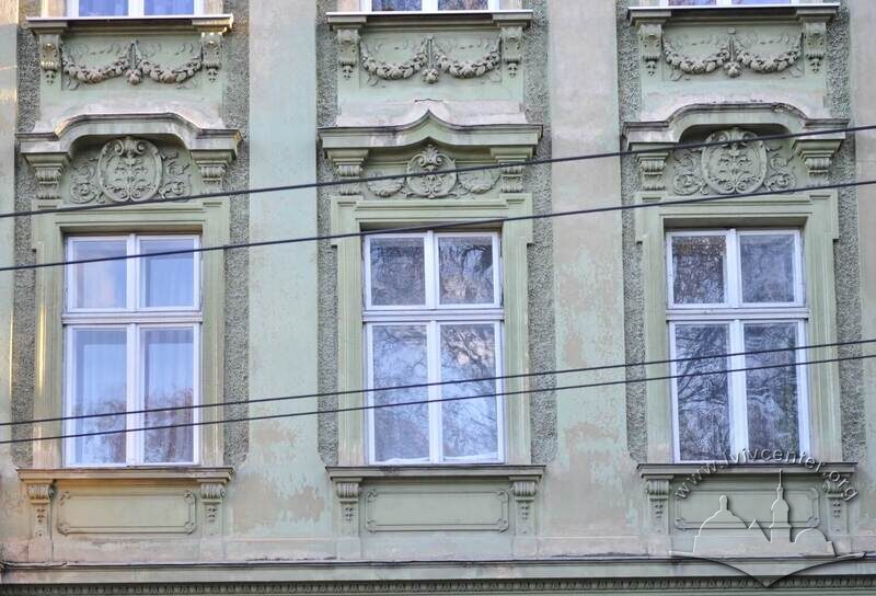 Вул. Крушельницької, 19а. Вікна 2-го поверху