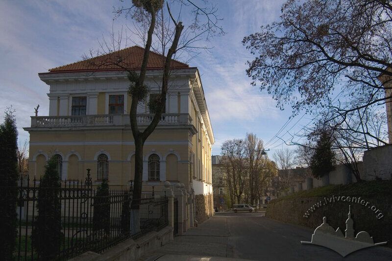 Вул. Бібліотечна, 2. Вигляд з північного заходу, на дальньому плані - пл. Шашкевича