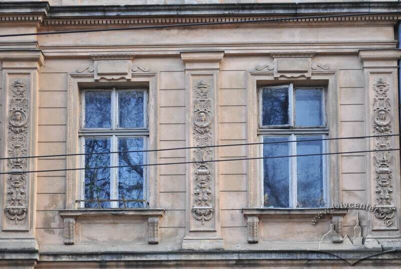 Вул. Крушельницької, 13. Вікна 2-го поверху
