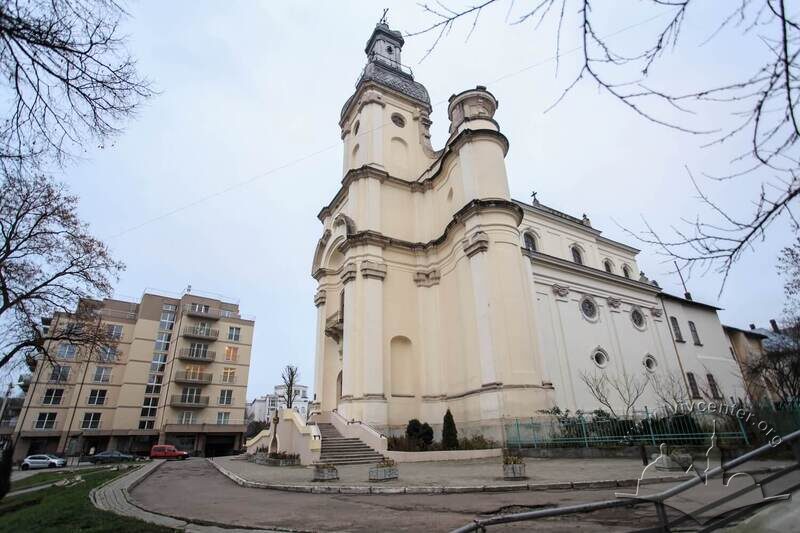 Вул. Тершаковців, 9. Вигляд колишнього костелу з південно-західного боку. На дальньому плані видніється будівля головного корпусу Ветеринарної академії (вул. Пекарська, 50)