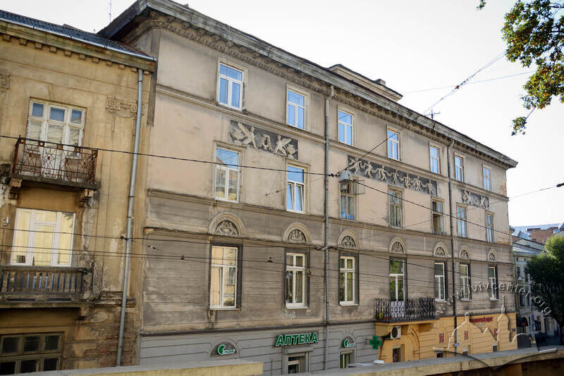 Вул. Краківська, 34. Північний фасад, вигляд з тераси біля кол. костелу Марії Сніжної
