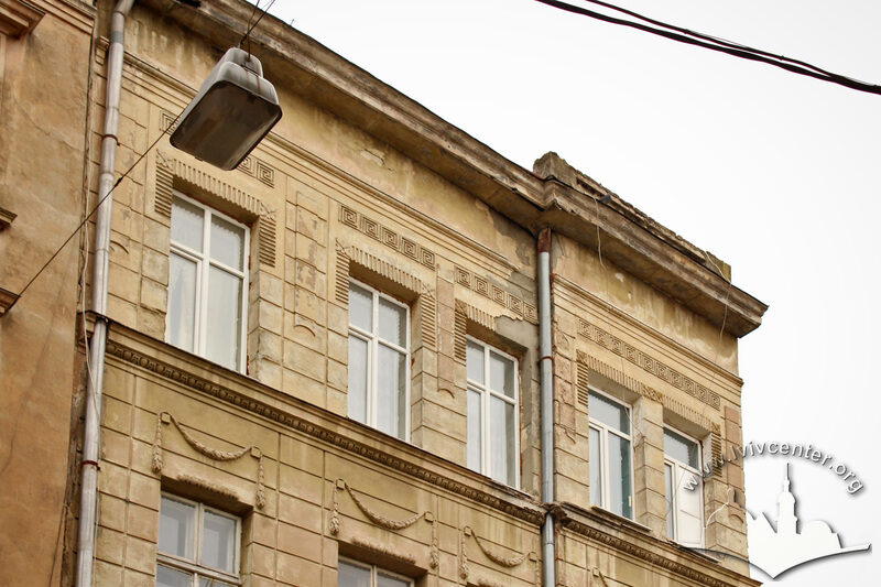 Вул. Федорова, 21. Вікна 4-го поверху на чільному фасаді