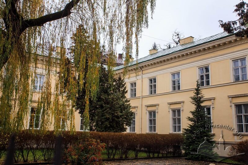 Вул. Стефаника, 2. Фрагмент подвір'я-курдонеру