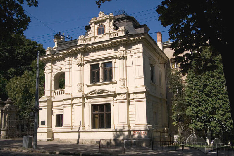 Вул. Коперника, 40а. Вигляд зі сходу