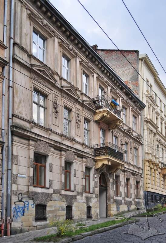 Вул. Крушельницької, 15. Головний фасад будинку