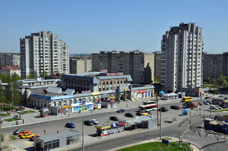 Просп. Червоної Калини, 109. Загальний вигляд будинку в оточуючій забудові