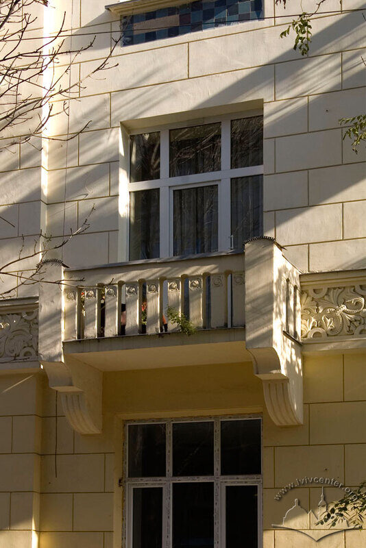Вул. Богуна, 7. Балкон 2-го поверху