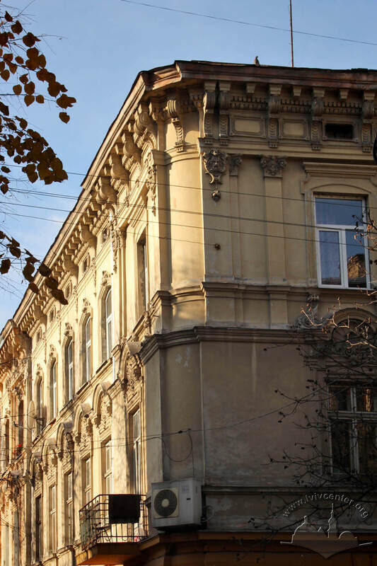 Вул. Левицького, 7. Фрагмент наріжника з багатим необароковим декором