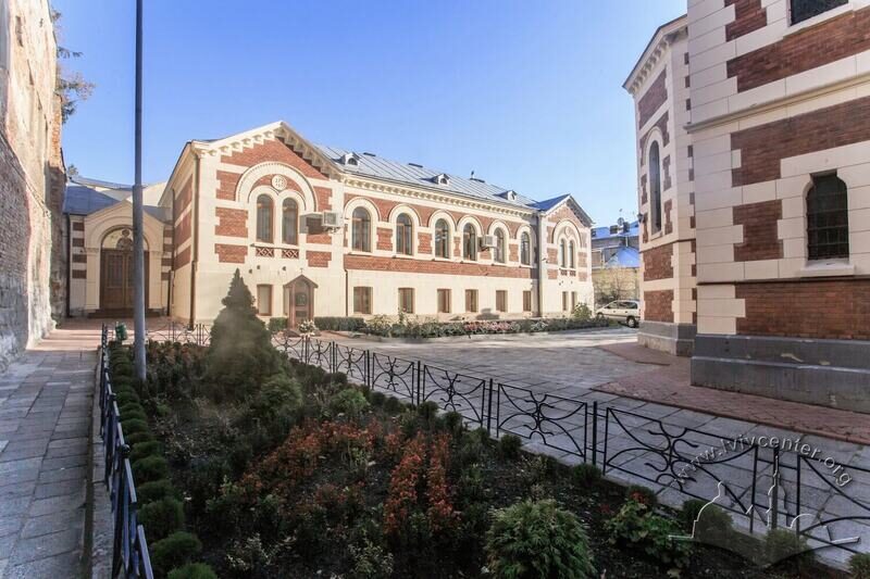 Вул. Короленка, 3. Єпархіальний будинок розміщений за церквою