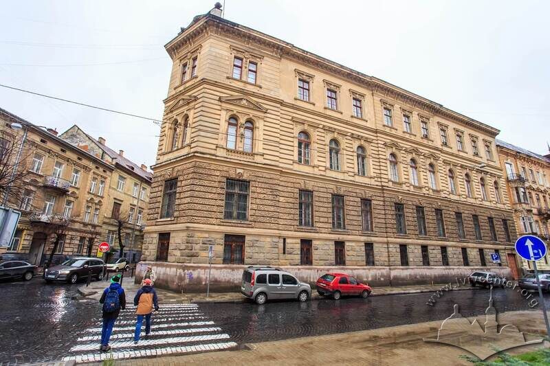 Вул. Костюшка, 11. Північний фасад будинку з боку пл. Григоренка