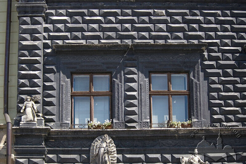 Пл. Ринок, 4. Вікна ІІ-го поверху