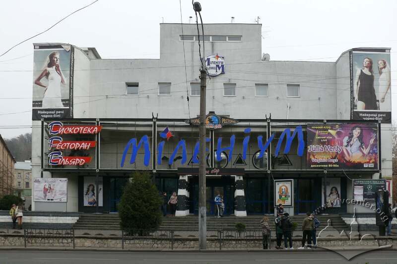 Просп. Чорновола, 2. Головний фасад будинку
