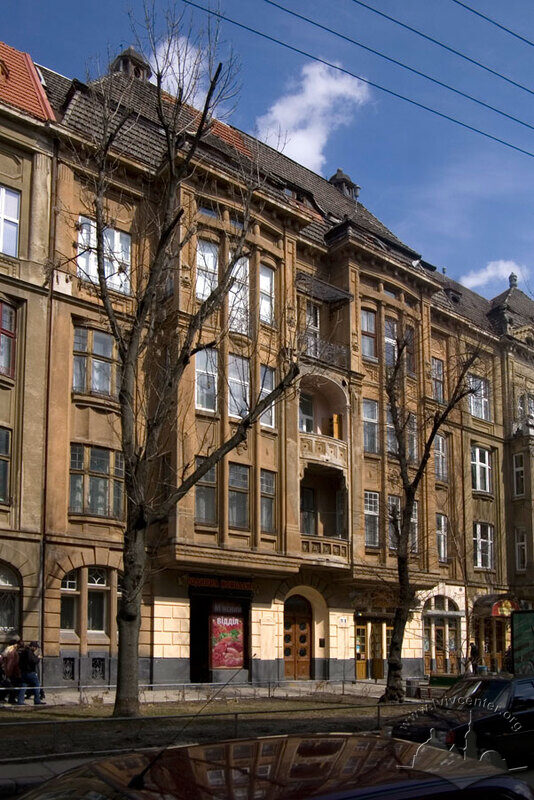 Вул. Левицького, 11а. Чільний фасад будинку