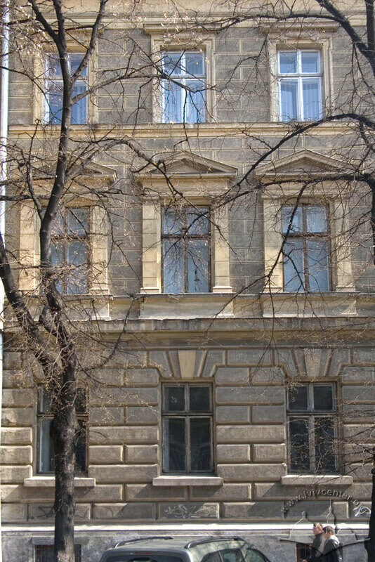 Вул. Князя Романа, 1. Фрагмент головного фасаду