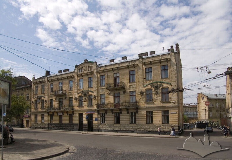 Вул. Руставелі, 8-8а. Вид на головний фасад з пл. Петрушевича