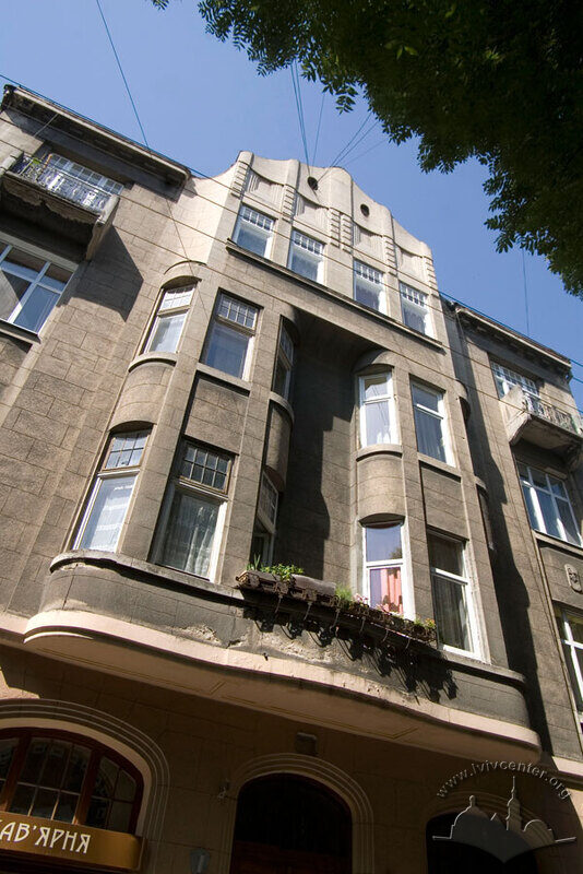 Вул. Ковжуна, 4. Еркер на головному фасаді