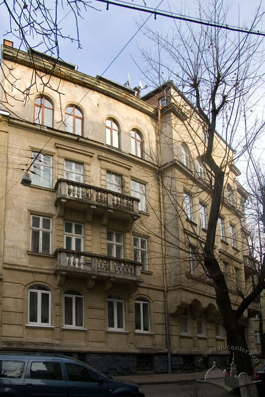 Вул. Академіка Павлова, 9. Головний фасад будинку (вид з північного заходу)