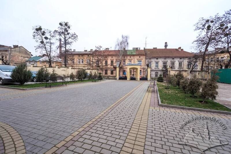 Вул. Жовківська, 8. Подвір'я перед молитовним домом, вид у бік вул. Жовківської
