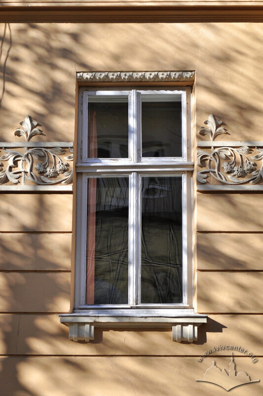 Вул. Кравчука, 14. Вікно 1-го поверху з автентичною столяркою.