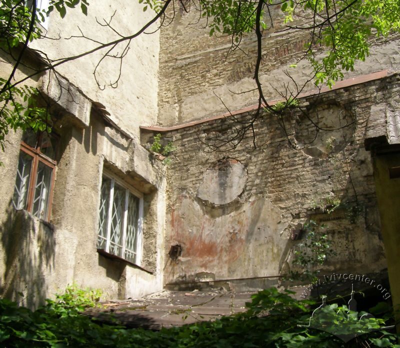 Вул. Заводська. Залишки синагоги у подвір'ї будинку №3. Справа - стіна будинку на Заводській, 5, зліва - будинку на Замарстинівській, 54