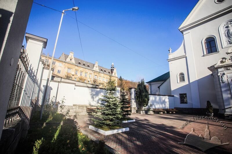 Вул. Короленка, 1. Подвір'я перед будинком колишнього костелу