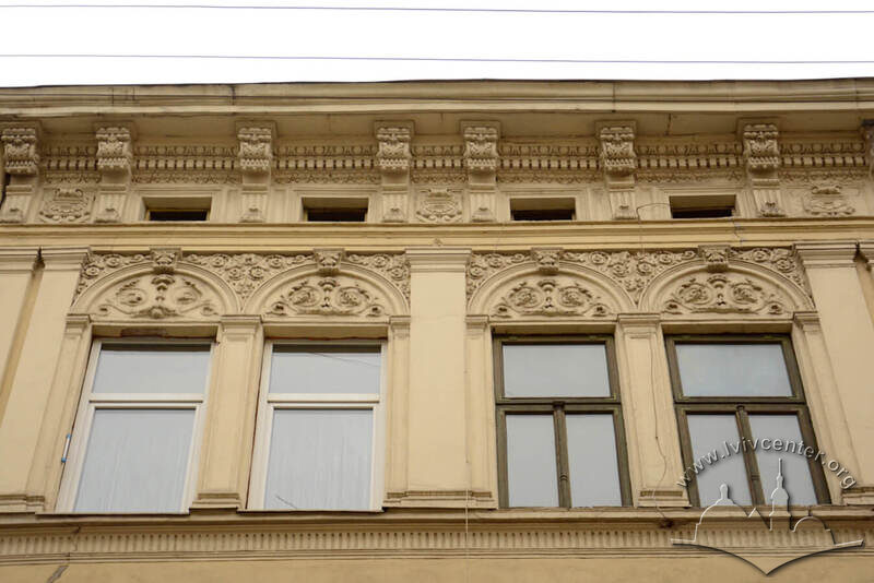 Вул. Коперника, 32. Вікна 3-го поверху
