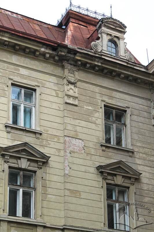 Вул. Університетська, 1. Завершення тонкого ризаліту (пристінку) на південно-західному фасаді