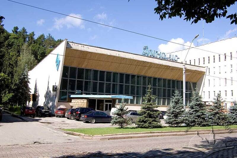 Вул. Вітовського, 51. Головний фасад будинку спорткомплексу "Динамо". Справа видний будинок обласного управління СБУ.