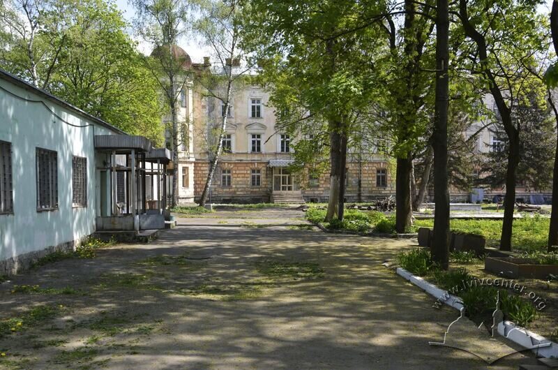 Вул. Пекарська, 59. Вид на західний фасад інтернату. З лівого краю помітна апсида "руської" каплиці