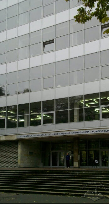 Вул. Митрополита Андрея, 3 – фрагмент фасаду будівлі бібліотеки