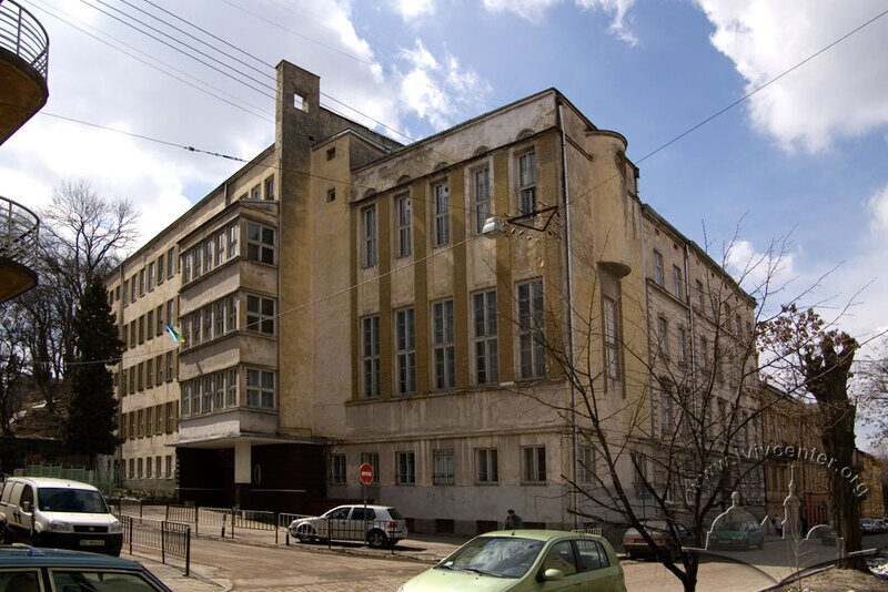 Вул. Тютюнників, 1. Загальний вигляд з північного сходу