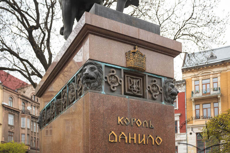 Фрагмент п'єдесталу пам'ятника королю Данилу на пл. Галицькій