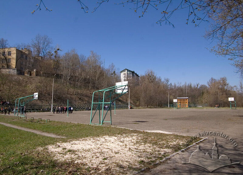 Вул. Клепарівська, 29. Стадіон на місці колишньої стрільниці