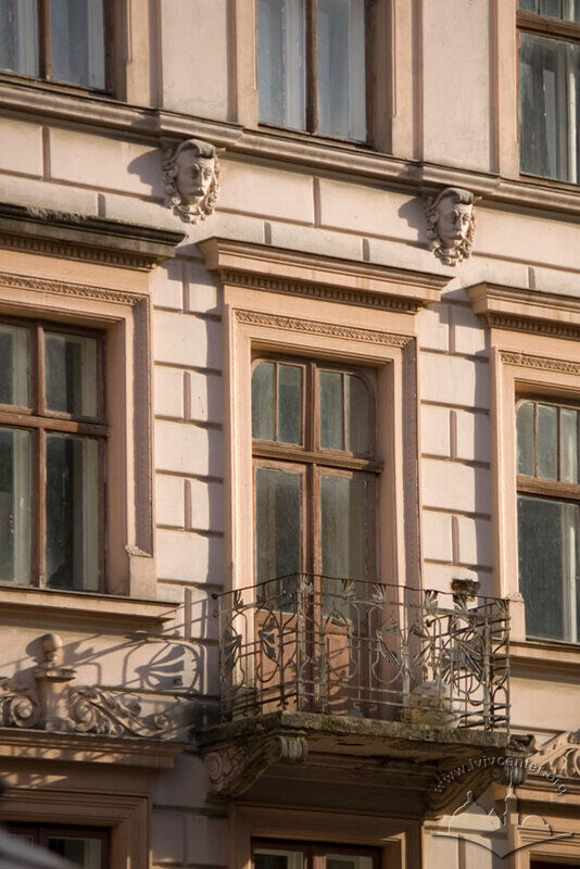 Пл. Ринок, 12. Вид на один з балконів ІІІ-го поверху