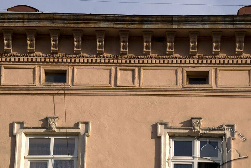 Пл. Ринок, 13. Вид на антаблемент із стриховими віконцями, вінцевий карниз на модульйонах
