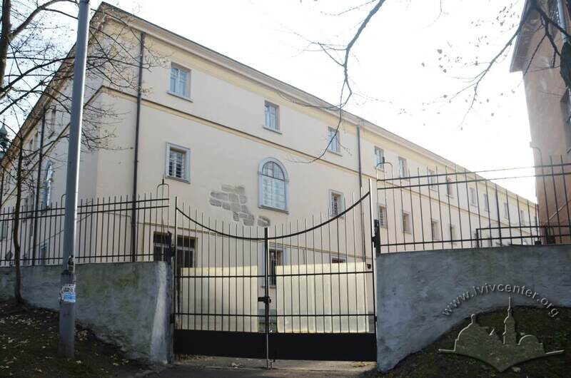 Вул. Бандери, 8. В'їзд на територію колишнього монастиря
