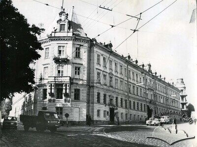 Вул. Степана Бандери, 1