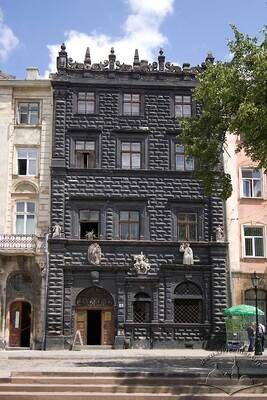 Пл. Ринок, 4 – "Чорна" кам'яниця