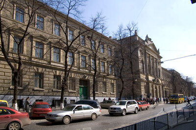 Вул. Князя Романа, 1–3 – корпус НУ "Львівська політехніка" (кол. "Палац справедливості")