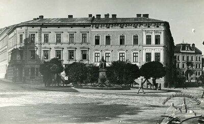 Просп. Шевченка – колишній пам'ятник Олександрові Фредру