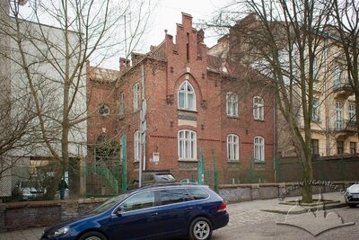 Вул. Коновальця, 27 – житловий будинок (колишня вілла)