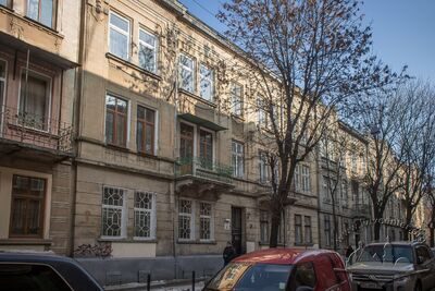 Вул. Опільського, 4 – житловий будинок