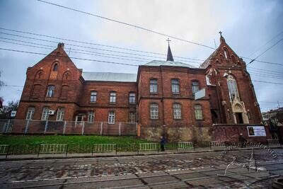 Вул. Генерала Чупринки, 70 – колишній монастир кармеліток босих