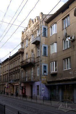 Вул. Дорошенка, 32 – житловий будинок